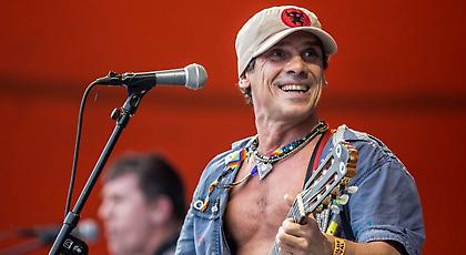 Ο Manu Chao τραγουδάει ξαφνικά σε πλατεία του Παγκρατίου (video)