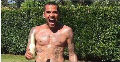 Ανοίγει την μπύρα με... κλωτσιά ο Ντάνι Άλβες (video)