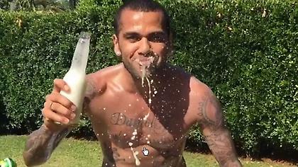 Ο Ντάνι Άλβες ανοίγει μπίρα με ψαλιδάκι (video)