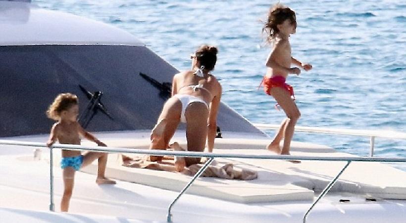 Η καυτή γιόγκα της Αμπρόσιο πάνω σε γιότ (pics)