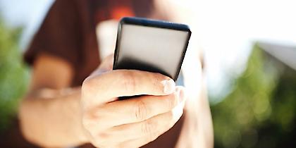 Τουλάχιστον τρία χρόνια κρατά το κινητό του, το 42% των κατόχων smartphone