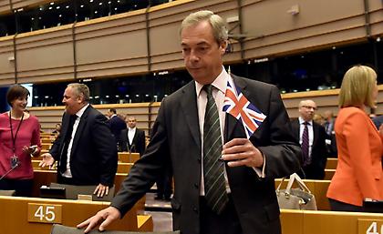 Παραιτήθηκε ο πρωταγωνιστής του Brexit Νάιτζελ Φάρατζ