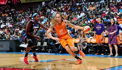 Απίστευτο τριπλ-νταμπλ με δέκα τάπες στο γυναικείο NBA