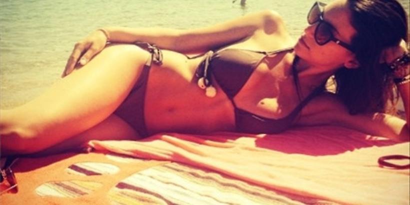 Καήκαμε με την Αθηνά Οικονομάκου και το μαγιό της (pics)