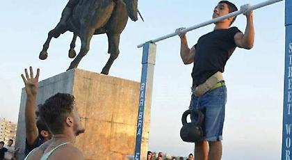 Θεσσαλονίκη: Ρεκόρ γκίνες για 18χρονο -Έκανε μονόζυγο κουβαλώντας 18 κιλά