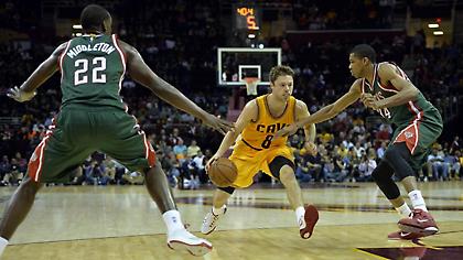 Αγκαλιά με Αντετοκούνμπο ο Ντελαβεντόβα