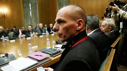 Μισθοί σε υποσχετικές, επιστράτευση υπαλλήλων, εθνικοποίηση της ΤτΕ