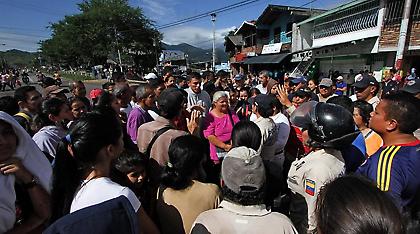 Γυναίκες από τη Βενεζουέλα έκαναν «επιδρομή» στην Κολομβία για χαρτί υγείας και αλεύρι