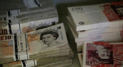 Σε χαμηλό 30 ετών η λίρα