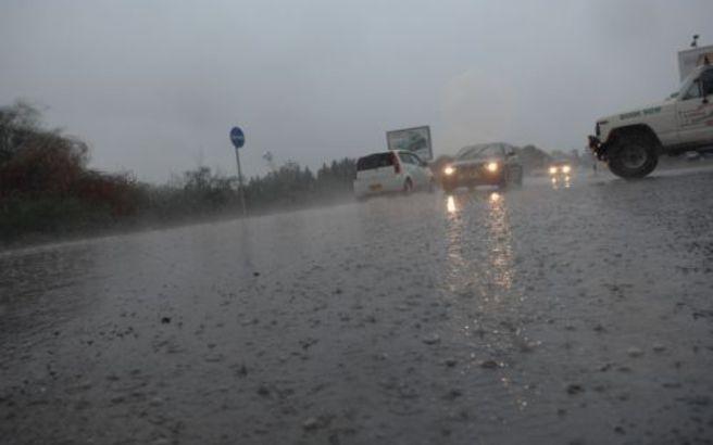 Μπουρίνι σάρωσε τη νύχτα τον Βόλο
