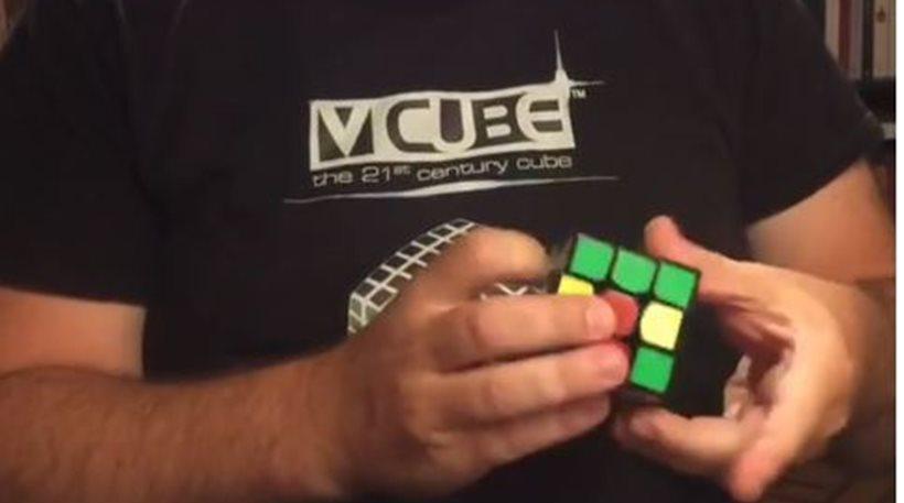 Βίντεο: Δείτε τον Έλληνα ηθοποιό που λύνει τον Κύβο του Ρούμπικ σε 15,78 δευτερόλεπτα