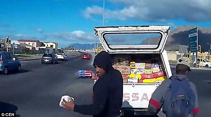 Νότια Αφρική: Άνοιξαν το πορτ - μπαγκάζ φορτηγού στα φανάρια και έκλεβαν πράγματα!