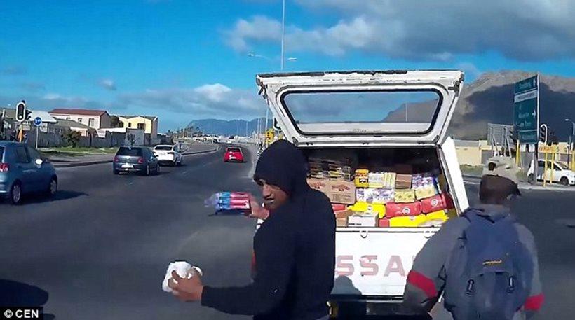 Νότια Αφρική: Άνοιξαν το πορτ - μπαγκάζ φορτηγού στα φανάρια και έκλεβαν πράγματα!