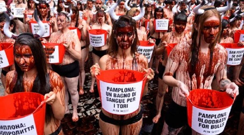 Βίντεο: «Αιματηρή» διαμαρτυρία από ημίγυμνες γυναίκες για τις ταυροδρομίες στην Παμπλόνα