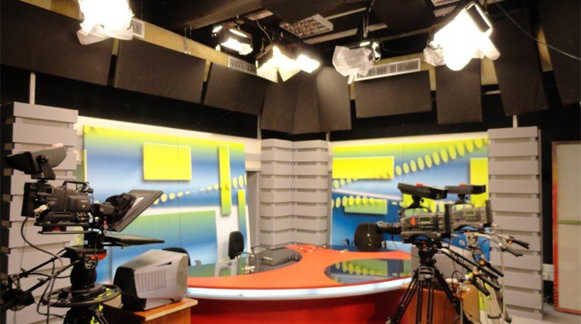 Σε διπλό ταμπλό η κυβέρνηση για τα κανάλια