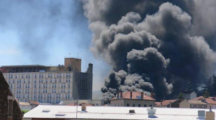 Εκρήξεις και φωτιά σε νοσοκομείο στη Γαλλία (vid/pics)