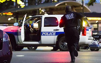 Πάνοπλοι αστυνομικοί λαμβάνουν θέσεις μάχης στο κέντρο του Ντάλας