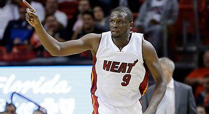 Στους Λέικερς επίσημα ο Ντενγκ