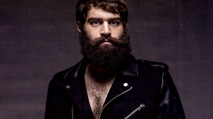 Στάθης Στιβακτάκης: Ο sexy αγρότης από την Κρήτη πρωταγωνιστεί σε διαφήμιση!