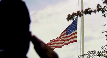 Μεσίστιες για πέντε μέρες οι αμερικανικές σημαίες μετά την αιματοχυσία στο Ντάλας