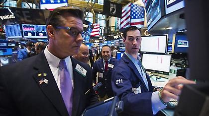 Τριψήφια κέρδη για τον Dow Jones, άνω των 18.000 μονάδων