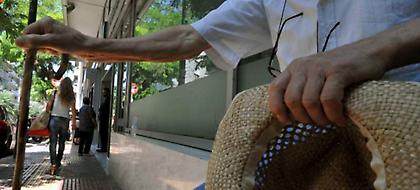 Οργισμένη επιστολή συνταξιούχου στον Παυλόπουλο: Πείτε τουλάχιστον να μην χαμογελούν