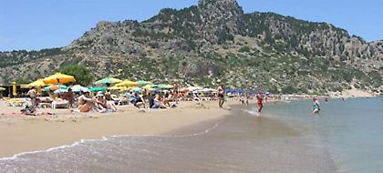 Γυναίκα εφοριακός στη Ρόδο βούτηξε στη θάλασσα για να συλλάβει φοροφυγά