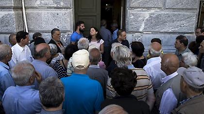 Πείτε στους υπουργούς να μην χαμογελάνε: Η οργισμένη επιστολή συνταξιούχου στον Παυλόπουλο