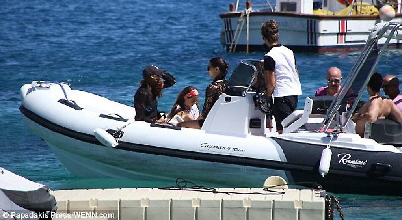 Στις παραλίες της Μυκόνου αλωνίζει η Αντριάνα Λίμα (pics)