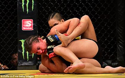 Η Νούνες  «έπνιξε» την Τέιτ και πήρε τον τίτλο της (video)