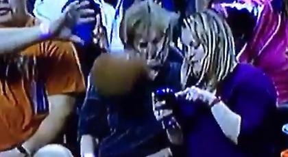 Είσαι στην εξέδρα και ΔΕΝ παρακολουθείς το ματς; Θα πονέσεις… (video)