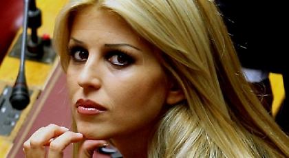 Η Έλενα Ράπτη με μαγιό -Πίνει τον καφέ της και ρίχνει το διαδίκτυο (pic)