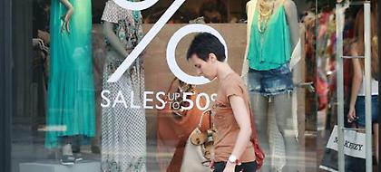 Ξεκινούν οι θερινές εκτώσεις - Τι πρέπει να προσέξουν οι καταναλωτές