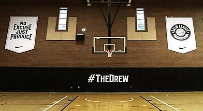 Φοβερό κάρφωμα σε καλοκαιρινό τουρνουά (video)