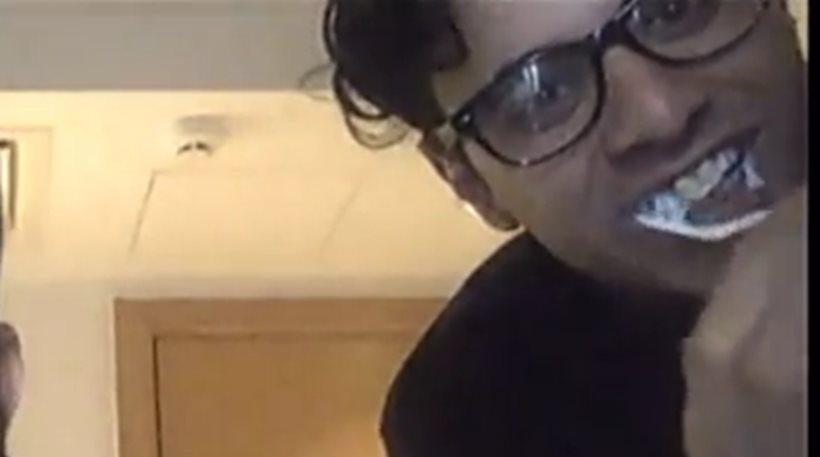 X Factor: Ο Ίαν Στρατής βούρτσιζε on camera τα δόντια του την ώρα που μιλούσε ο Ανδρεας Λέοντας