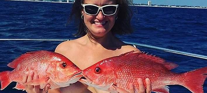 Τόπλες, με ένα ψάρι στο στήθος -Η νέα τρέλα στο Instagram (pics)