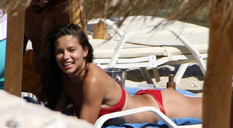 Η Αντριάνα Λίμα αναστατώνει με τα μπικίνι της (pics)