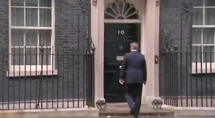 Απίθανος Κάμερον: Ανακοίνωσε ότι παραιτείται την Τετάρτη και έφυγε τραγουδώντας (video)