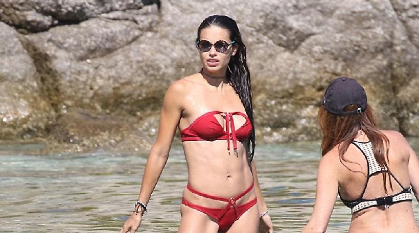 Το κόκκινο μπικίνι της Αντριάνα Λίμα τρέλανε τη Μύκονο (pics)