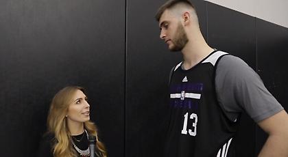 Ο Παπαγιάννης ακούει… «Ανάστα» πριν μπει στο παρκέ (video)