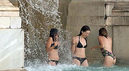 Σάλος με τουρίστριες που βούτηξαν σε ιστορικό συντριβάνι!