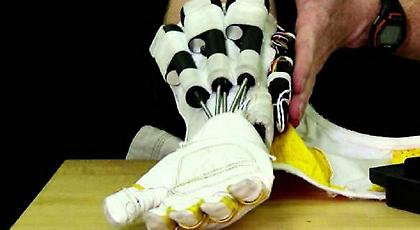 RoboGlove: Στην αγορά το γάντι της NASA – Κάνει τα χέρια μας 2 φορές πιο δυνατά (pics)