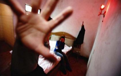 Ιδιοκτήτης γραφείου τελετών εξωθούσε 14χρονη στην πορνεία