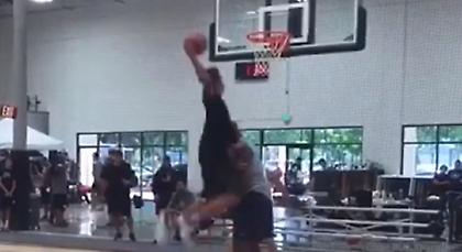 Κάρφωσε πάνω από τον Σακίλ ο γιος του, Σαρίφ! (video)