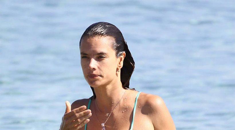 «Φωτιά» η Alessandra Ambrosio στη Μύκονο