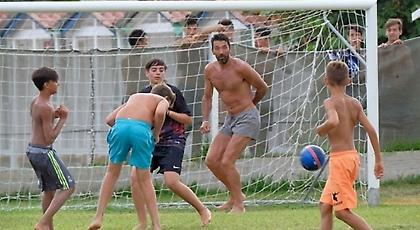 Μπουφόν: Έκατσε τέρμα μετά από παράκληση πιτσιρικάδων στις διακοπές του!