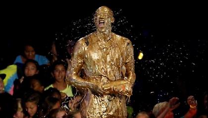 Ο Κόμπι περιλούστηκε με χρυσή γλίτσα (video)