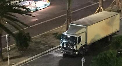 Νίκαια: Ενας περαστικός-ήρωας όρμησε στο φορτηγό και σταμάτησε τη φονική πορεία του (video)