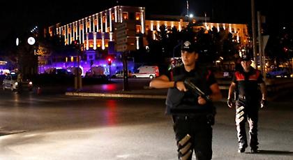 Πανικός στην Τουρκία: Ουρές στα atm για να βγάλουν λεφτά! (pics)