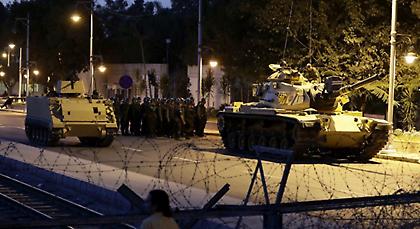 Τανκς άνοιξαν πυρ κατά του τουρκικού κοινοβουλίου!